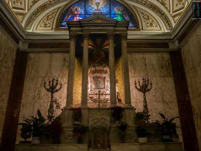 Per ammirare la Madonna col Bambino originale ci spostiamo dunque nel centro storico del �paese dei fiori�, l� dove si erge la Concattedrale di San Michele Arcangelo. Entriamo attraversando la navata centrale e arrivando sino ai piedi di un altare posto all�interno di una cappella situata alla sinistra della cattedra principale